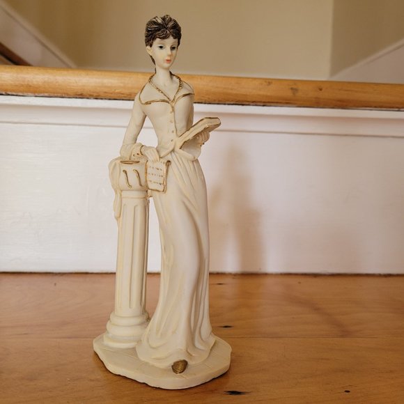 Elegant Lady Reader Sculpture in Resin - Picture 2 of 11